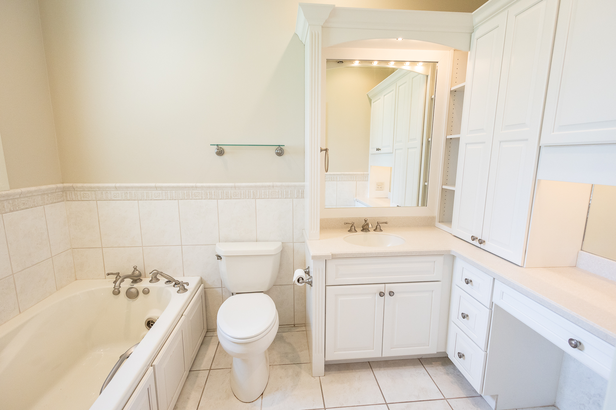 En-suite with jetted tub